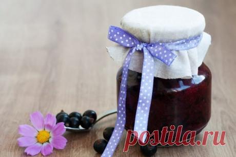 Желе из белой и черной смородины Белая смородина менее распространена и из-за этого недостаточно популярна. И зря. Она ничуть не хуже черной подходит для приготовления домашних заготовок.