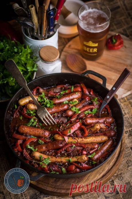 Сосиски и сладкий перец спешат на помощь - БУДЕТ ВКУСНО! - медиаплатформа МирТесен Здравствуй, честной народ. У меня продолжается «мясной марафон» и сегодня покажу еще один способ есть сосиски. Сюжет здесь не нов, герои старые и то, что убийца- дворецкий, понятно с первых страниц, но все же в повествовании есть свежие моменты и уверен, многим это блюдо в таком сочетании будет в
