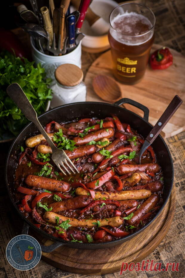 Сосиски и сладкий перец спешат на помощь - БУДЕТ ВКУСНО! - медиаплатформа МирТесен Здравствуй, честной народ. У меня продолжается «мясной марафон» и сегодня покажу еще один способ есть сосиски. Сюжет здесь не нов, герои старые и то, что убийца- дворецкий, понятно с первых страниц, но все же в повествовании есть свежие моменты и уверен, многим это блюдо в таком сочетании будет в