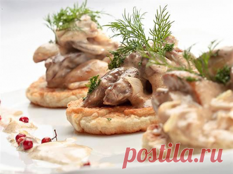 Картофельные драники с грибным соусом - кулинарный рецепт с фото