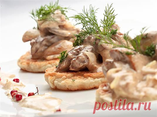 Картофельные драники с грибным соусом - кулинарный рецепт с фото