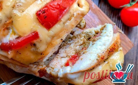 Вкусная куриная грудка «Гармошка»    
 Ингредиенты:
- куриная грудка
- помидор
- твёрдый сыр
- соус песто
- соль, чёрный молотый перец, паприка
Приготовление:
Мясо моем, вытираем насухо, солим, перчим, присыпаем специями.
Ножом делаем надрезы по всей длине.
В них кладём примерно по чайной ложке соуса песто (с ним мясо нереально ароматное), дольки помидора и пластинки твёрдого сыра.
Заворачиваем «гармошку» в два слоя фольги и выпекаем в духовке при 180С 40 минут, затем разворачиваем фоль