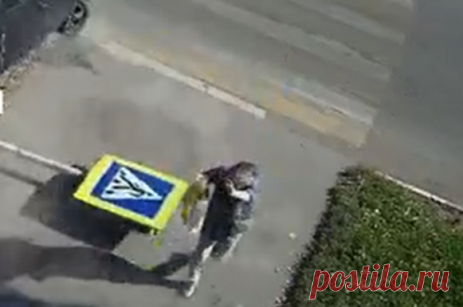 Россиянка чудом осталась жива, отскочив от упавшего при ДТП дорожного знака. В Тульской области знак пешеходного перехода протаранила легковушка.