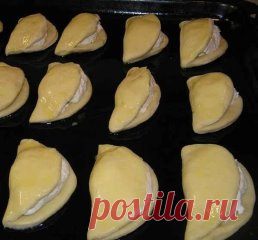 СОЧНИКИ 🍴
ИНГРЕДИЕНТЫ:
● Мука — примерно 4 стакана
● Маргарин — 150 г
● Яйца — 2 шт. (если крупное, то и одно можно)
● Сахар — 4 ст. л.
● Соль — 1/2 ч. л.
● Сметана 25% — 6 ст. л.
● Разрыхлитель для теста — 1/2 ч. л. (можно заменить гашеной содой)
Для начинки:
● Творог — 0,5 кг
● Сахар — 3 ст.л.
● Яйцо — 1 шт.
● Мука (если получается вдруг жидковато) — 1-2 ст. л.
● Ванильный сахар — по вкусу
ПРИГОТОВЛЕНИЕ:
1. Для начала делаем тесто. Смешиваем маргарин (я подтапливаю его в микроволновке), яйца