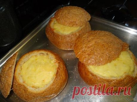 Мясо в хлебном горшочкеИнгредиенты:ржаной хлеб - каравай700 граммов свининытри стол. ложки мукистакан молокакрупная луковицаслив. масло - 70 граммовсоль50 гр. сыраПриготовление:Порезать лук, обжарить на растительном масле.Порезать мясо, добавить к луку, тушить 20 минут, посолив.Для соуса растопить масло, аккуратно добавить муку, сразу же перемешать. Влить молоко и прокипятить. Добавить соус в мясо ...