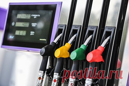 В России решили бороться с серым вывозом бензина из страны. Вице-премьер Александр Новак поручил Минэнерго рассмотреть вопрос лицензирования экспорта нефтепродуктов в качестве одной из мер борьбы с ростом цен на бензин и дизельное топливо. По данным источников, ведомство уже создает список компаний, которые будут очищены от обвинений в сером экспорте.