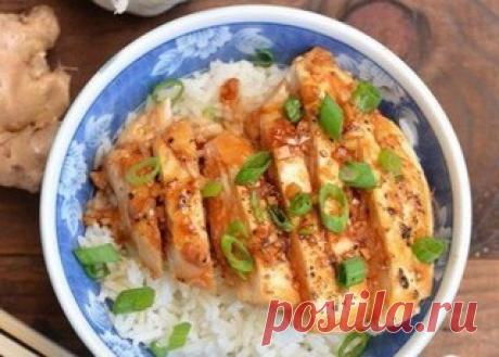 КУРИЦА В СОУСЕ "ТЕРИЯКИ" 

Ингредиенты блюда: 
Соевый соус 150 мл 
Кукурузный крахмал 2 ст. л. 
Коричневый сахар 50-60 г 
Имбирь 1 ст. л. 
Перец 1 щепотка 
Растительное масло 1 ст. л. 
Куриная грудка 2 шт. 
Мирин 1 ст. л. 
Чеснок 2-3 зубчиков 
Вода 2 ст. л. 

Приготовление: 
1.Для начала необходимо заняться имбирем. Корень имбиря очистить и небольшую часть натереть на терке. Отрезать также 3-4 тонких ломтика и нарезать мелко ножом. 
2.Имбирь отправить в глубокую емкость и ...