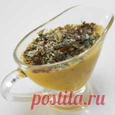 Соус из тыквы Измельчаем ½  луковицы и чеснок и прогреваем в оливковом масле. Очищаем тыкву, нарезаем на кусочки, отправляем в сотейник к луку и чесноку, добавляем щепотку зиры и соли, слегка прогреваем, заливаем водой и тушим.