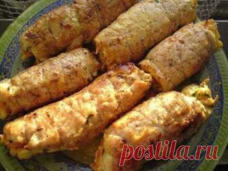 Куриные рулетики &quot;Боярские&quot; всех гостей своим нежным вкусом покорят. Блюдо с изюминкой! Состав: Куриная грудка - 1 шт., морковь - 1 шт. (среднего размера), твердый сыр - примерно 50-70 г., чеснок - 2-3 зубчика, майонез, петрушка, соль, перец, растительное масло. Пригот...