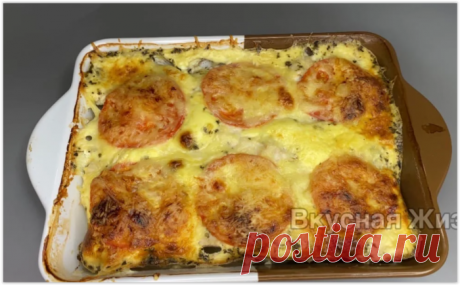 Заливаю куриное филе соусом и отправляю в духовку - получается сочное и нежное мясо без хлопот!