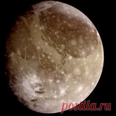 Ганимед -  спутник Юпитера. Является крупнейшим спутником в Солнечной системе, превосходит по размерам Меркурий / Интересный космос