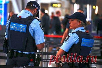 Изменившегося до неузнаваемости из-за пластики мужчину задержали в аэропорту. Сотрудники службы безопасности аэропорта в Сиднее задержали мужчину, изменившегося до неузнаваемости из-за пластики. Об этом сам пассажир рассказал в социальных сетях. 29-летний Томи Грейнджер должен был вылететь в Токио, однако во время паспортного контроля мужчину заподозрили в обмане.