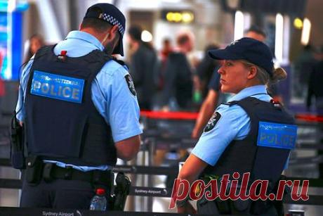 Изменившегося до неузнаваемости из-за пластики мужчину задержали в аэропорту. Сотрудники службы безопасности аэропорта в Сиднее задержали мужчину, изменившегося до неузнаваемости из-за пластики. Об этом сам пассажир рассказал в социальных сетях. 29-летний Томи Грейнджер должен был вылететь в Токио, однако во время паспортного контроля мужчину заподозрили в обмане.