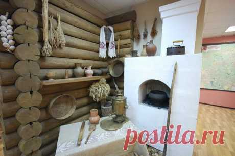 САМОВАР,  МАТРЕШКА, КОРЗИНА  С  ЯБЛОКАМИ, ЛАПТИ, ВАЛЕНКИ ,   КОРОМЫСЛА,   ВЕНОК ИВАНА  КУПАЛА………БАЛАЛАЙКА…. ГЛИНЯННАЯ  ИГРУШКА   …ГОРШОК    …ПЕЧКА… ПРЯЛКА …КАРЕТА ,  ЧУГУНОК …БОЧКА…ЛЕН….ГРИБЫ, ЯБЛОКИ