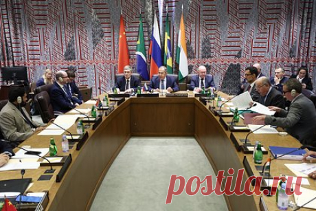 Новый министр иностранных дел Аргентины объявила позицию по членству в БРИКС. Аргентина не присоединится 1 января 2024 года к группе БРИКС, приглашение от которой она получила в этом году. Об этом заявила новый министр иностранных дел Аргентины Диана Мондино. Ранее стало известно, что новый президент Аргентины Хавьер Милей передумал заниматься долларизацией страны.