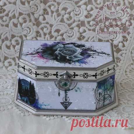 Добрый день, дорогие друзья!
Мое выступление состоится 22 августа.
ссылка для регистрации - https://newdirections.ru/decoupage/conferences/conf-dec73?ph=A4IW65XP
тема выступления - Шкатулка "Акварельная роза"

Делаем шкатулку с рисунком в акварельной технике на подложке с имитацией жемчуга.
Теперь используем в своей работе акварельное тату. И шкатулка наша как бы символическая получается.
Роза символизирует стремление человека показать свою внутреннюю и внешнюю красоту.
А ...