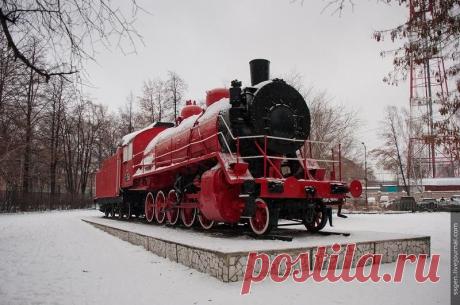 Паровоз «Красный коммунар»: фото, статьи, карты, отзывы | Путеводитель по Челябинску и Челябинской области
Паровоз «Красный коммунар», наверное, самый необычный исторический памятник в Челябинске, который располагается возле городского Дворца железнодорожников. В 1920-м году из Челябинска в голодающую Москву был снаряжен состав с провизией и хлебом, который с трудом собирали местные жители, желавшие помочь москвичам. Для этих целей паровоз «Красный коммунар» был полностью отремонтирован