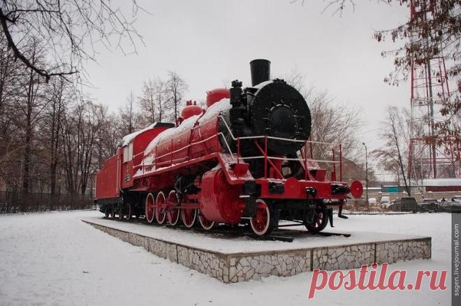 Паровоз «Красный коммунар»: фото, статьи, карты, отзывы | Путеводитель по Челябинску и Челябинской области
Паровоз «Красный коммунар», наверное, самый необычный исторический памятник в Челябинске, который располагается возле городского Дворца железнодорожников. В 1920-м году из Челябинска в голодающую Москву был снаряжен состав с провизией и хлебом, который с трудом собирали местные жители, желавшие помочь москвичам. Для этих целей паровоз «Красный коммунар» был полностью отремонтирован