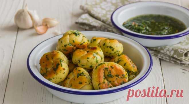 Узелки на сковородке с травами и чесноком, пошаговый рецепт с фото