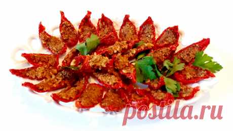 Во что можно превратить обычный помидор. Гастрономическое счастье от грузинской кухни  Рецепт приготовления сациви из утки, или, как его еще называют в Грузии, – сациви от саперави. По сути, это блюдо представляет собой соус, где главный ингредиент – птица, мясо которой замариновано в смеси грецких орехов, специй и пряностей. В традиционной версии в сациви обязательно входит вино. На родине этот соус подают как отдельное блюдо, но и в качестве соуса к мясу он подходит отлично.