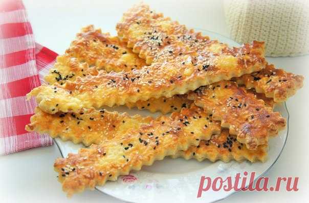 СЫРНЫЕ ПОЛОСКИ ИЗ СЛОЁНОГО ТЕСТА