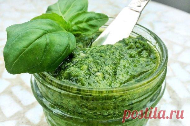 Песто из базилика на зиму 

Ингредиенты:

Базилик – 2 пучка
Кедровые орехи – 200 г
Оливковое масло – 240 мл
Чеснок – 8 зубчиков
Лимон – 1 штука
Специи и приправы – 0.5 ч.л.
Соль – 0.5 ч.л.
Сушеный перец чили – 1 щепотка