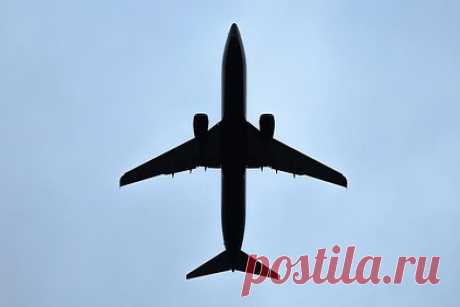 Российский самолет сел во время гололеда и застрял на полосе. Пассажирский самолет российской авиакомпании сел во время гололеда и застрял на взлетно-посадочной полосе. Воздушное судно выполняло рейс из Москвы в Уфу. Во время посадки Airbus A320 стало заносить, после чего он застрял. Основной причиной нештатной ситуации называют гололед.