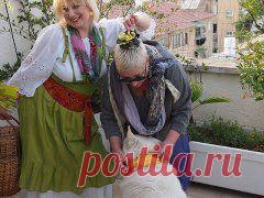 Бохо - это смешение нескольких стилистических направлений в моде, таких как хиппи, фольклор, сафари, милитари, этнические мотивы и даже винтаж.