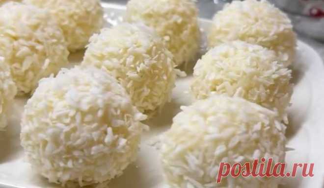 Домашнее рафаэлло со сгущенкой и кокосовой стружкой простой рецепт с фото пошагово Готовим Домашнее рафаэлло со сгущенкой и кокосовой стружкой простой рецепт. Рафаэлло - это конфеты, выпускаемые итальянской компанией Ferrero с 1990 года. Конфета представляет собой шарообразную вафлю, заполненную миндалем и смесью растительного масла, обезжиренного молока и сахара. Снаружи покрыта