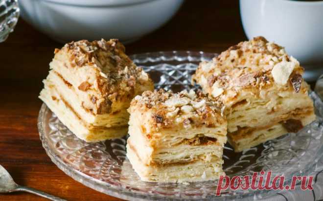 Greitas sluoksniuotos tešlos tortas su karamele ir riešutais Labai lengvai pagaminamas tortukas, kuriam beveik nieko nereikia ruošti. Tik iškepti sluoksniuotos tešlos lakštus, sutepti kremais ir viskas. Šis skanėsta tikrai patiks užkietėjusiems smaližiams! Sluoksniuotos tešlos lapus pakočioti, kad kiekvieno dydis daugmaž padvigubėtų.
