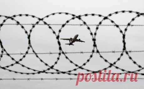 Сенаторы предложили запретить летать в США через Россию. Сенаторы Роберт Менендес (демократ) и Джеймс Риш (республиканец) в письме попросили администрацию Джо Байдена запретить авиакомпаниям, в том числе китайским, летать в США через воздушное пространство России