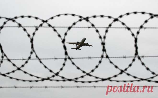 Сенаторы предложили запретить летать в США через Россию. Сенаторы Роберт Менендес (демократ) и Джеймс Риш (республиканец) в письме попросили администрацию Джо Байдена запретить авиакомпаниям, в том числе китайским, летать в США через воздушное пространство России