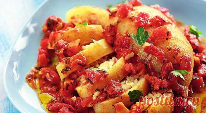 Вкуснятина… Фаршированные кальмары 
=ИНГРЕДИЕНТЫ 
4 тушки кальмара 1,5 стакана вареного риса 3 тонких ломтика бекона 300 г консервированных рубленых помидоров 1 средняя луковица 1 перец чили 2 зубчика чеснока пучок петрушки 2 ст. л. сливочного масла 125 мл сухого белого вина оливковое масло свежемолотый черный перец соль
