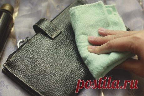 Приготовьте раствор из мыла и нашатыря, натрите поверхность глицерином. Очистите сумку репчатым луком, детской присыпкой или лосьоном для бритья. Навсегда