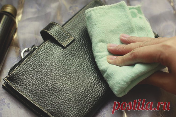 Приготовьте раствор из мыла и нашатыря, натрите поверхность глицерином. Очистите сумку репчатым луком, детской присыпкой или лосьоном для бритья. Навсегда