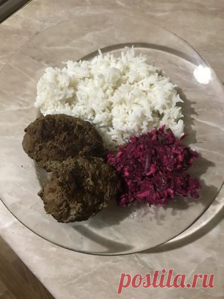 Котлеты с рисом и салатом из свеклы