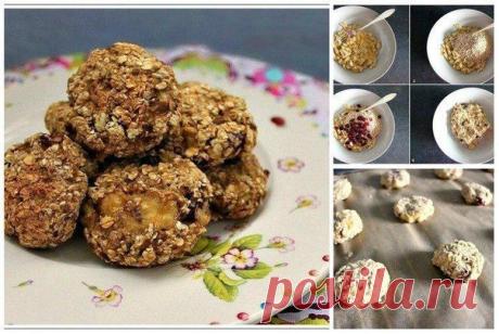 Полезное печенье
Ингредиенты:
1 стакан быстрой овсянки
2 спелых банана
для кислоты можно еще кинуть горсть клюквы
Способ приготовления:
1. Бананы разминаем. В тарелку засыпаем овсяные хлопья. Бросаем клюкву и все перемешиваем руками.

2. Отщипываем влажными руками небольшие кусочки и катаем из них шарики. На противне, застеленным пекарской бумагой. Мы слегка приплюснем наши шарики.

3. Печем печенье 15 минут при 180 градусах.