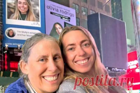 Смертельно больная разместила фото дочери на билборде в надежде найти ей пару. Смертельно больная женщина в США решила помочь дочери найти возлюбленного и оплатила размещение на Таймс-сквер в Нью-Йорке билборда с фотографией дочери и ее профилем в приложении для знакомств. Мать подчеркнула, что перед смертью хочет успеть увидеть, как ее дочь «встретит того самого человека».