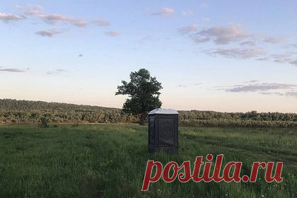 Жители российского поселка удивились туалету в неожиданном месте. В поселке Дзержинского в Лужском районе Ленинградской области установили биотуалеты в необычном месте. Местные жители удивились появлению кабинок посреди поля. В администрации российского поселка объяснили, что биотуалеты настоящие и были установлены для удобства участников проводимого в поле спортивного мероприятия.