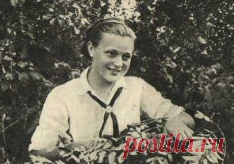 С самых малых лет Марионелла Королева поражала всех артистизмом и уже в 4 года появилась на экране в фильме «Каштанка». Она должна была прожить долгую и очень яркую жизнь. Но началась война, и Гуля, попрощавшись с новорожденным сыном, отправилась воевать.