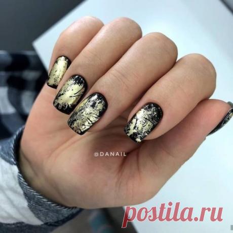 Маникюр с золотой фольгой – это то что нужно именно вам! Маникюр с золотой фольгой – это сочетание яркости, элегантности и праздника, которое подойдет абсолютно любым ноготочкам.

Не важно короткая у вас ногтевая пластина или длинная – маникюр с золотой фольгой при умелом использовании будет идеально смотреться и там и там. При этом подобный вариант офо