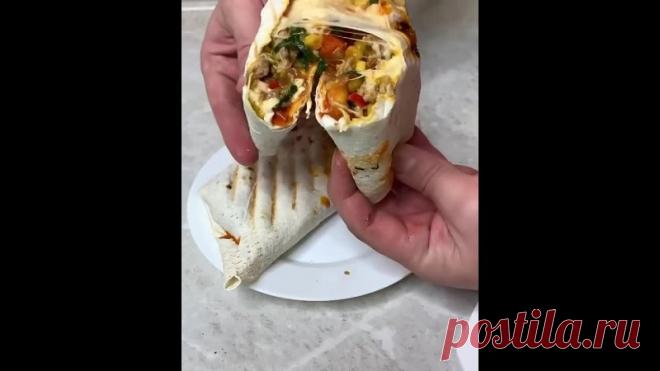 Meксикaнский бурpитo

Пожалуй, это одно из самых популярных и известных блюд мексиканской кухни. Если у кого-то спросить, что такое мексиканская кухня — первым на ум чаще приходит как раз буррито, потом острые перцы и далее.