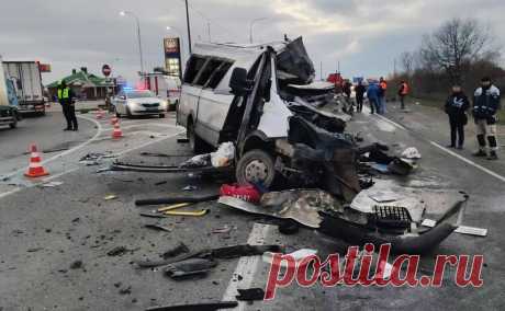 Число пострадавших в ДТП с бензовозом на Кубани выросло до 14 человек. В результате ДТП с маршруткой и бензовозом в Краснодарском крае число пострадавших выросло до 14 человек, сообщили РБК в пресс-службе в Федеральном центре медицины катастроф Минздрава.