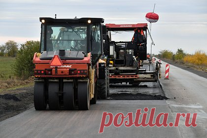 Дорогу в Крым через новые регионы отремонтировали. Специалисты госкомпании «Автодор» завершили ремонт сухопутного коридора в Крым. 160 километров магистрали на территории ДНР и Запорожской области были восстановлены в 2022 году. В 2023-м было обновлено еще 200 километров дорожного полотна. На данный момент готово порядка 360 километров автотрассы.