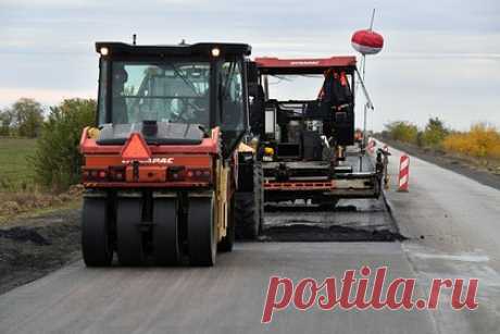 Дорогу в Крым через новые регионы отремонтировали. Специалисты госкомпании «Автодор» завершили ремонт сухопутного коридора в Крым. 160 километров магистрали на территории ДНР и Запорожской области были восстановлены в 2022 году. В 2023-м было обновлено еще 200 километров дорожного полотна. На данный момент готово порядка 360 километров автотрассы.