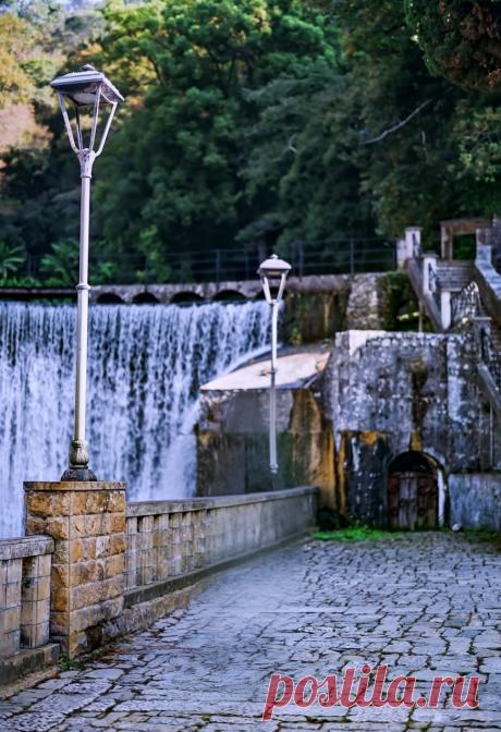 Водопад в Новом Афоне Абхазия. Рядом с отелем &quot;Ashamta&quot;.