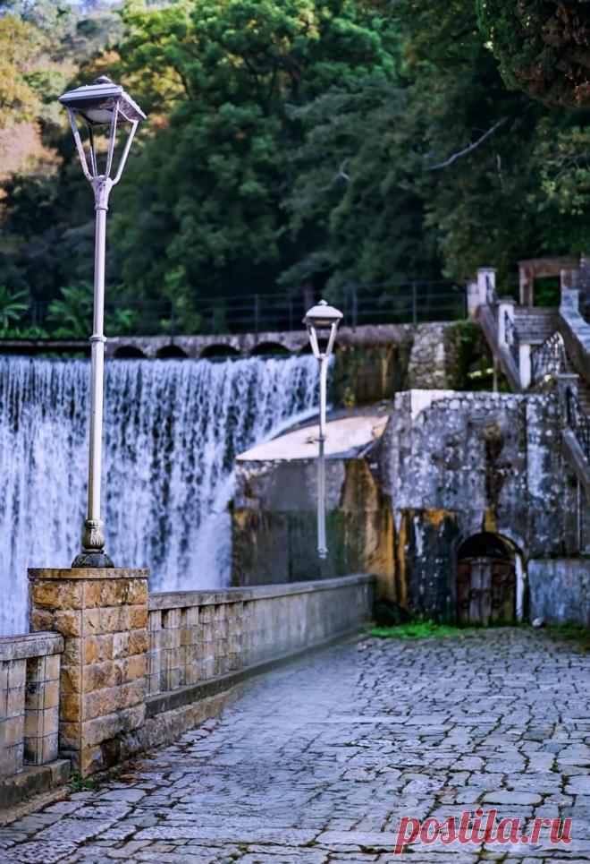 Водопад в Новом Афоне Абхазия. Рядом с отелем "Ashamta".