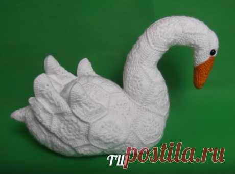 На выходной неделе предлагаю связать лебедя. Готовим черную или белую пряжу, глазки, наполнитель для игрушки. Этапы выполнения буду выкладывать небольшими уроками с 30 марта.