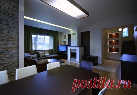 Интерьеры коттеджа &quot;Черкасово&quot; (2002г.) Общая площадь 154м2
Закзчику нравился контраст, сочетание темных и светлых элементов, это сочетание и вошло в основу интерьерных решений. Деревянные, шпонированные венге панели контрастируют со штукатурными поверхностями, окрашенными ненавязчивым оттенком топленого молока.
В доме очень тепло и уютно.