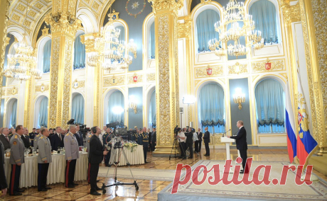 State Duma on Twitter “Viacheslav Volodin and leaders of the factions participated in the reception to honor graduates of higher military educational institutions that took place in Kremlin today.

Photos: https://t.co/2WrLaQBvvT”